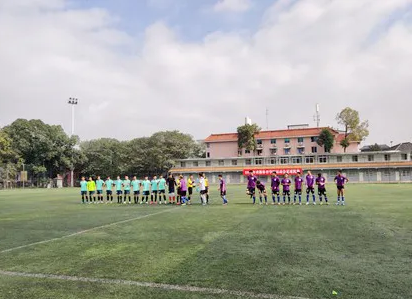 成都足球学校：拼搏友谊 绿茵青春
